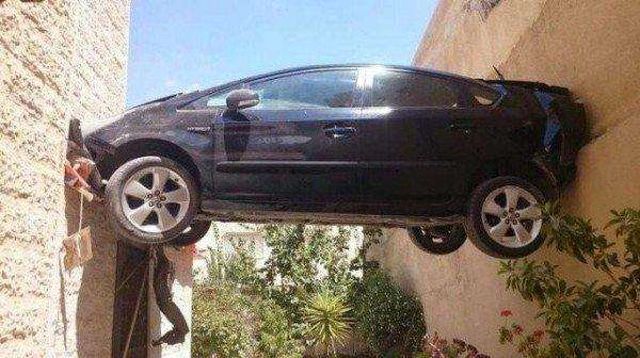 Weird Car Crashes (15 pics)