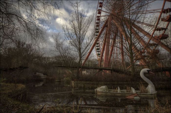 Scary Abandoned Places (22 pics)