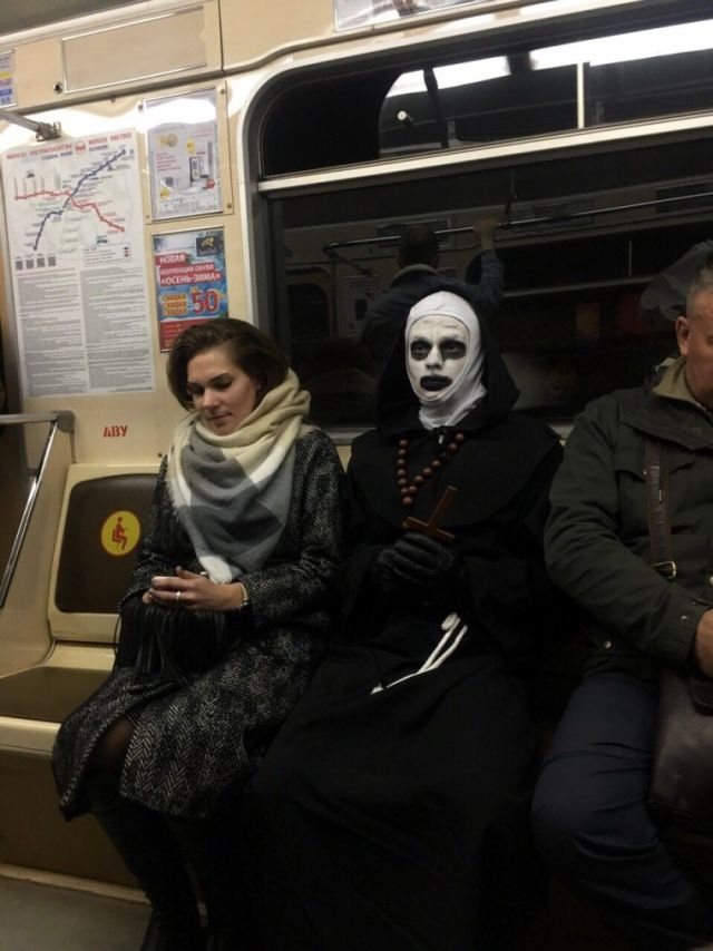 Strange People In The Subway (23 pics)