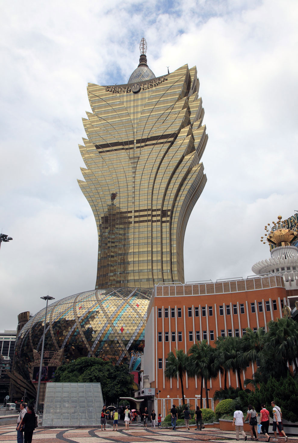 Большие строения. Отель Гранд Лисбоа в Макао. Здание Гранд Лисбоа. Grand Lisboa архитектура. Макао здание в виде лотоса.