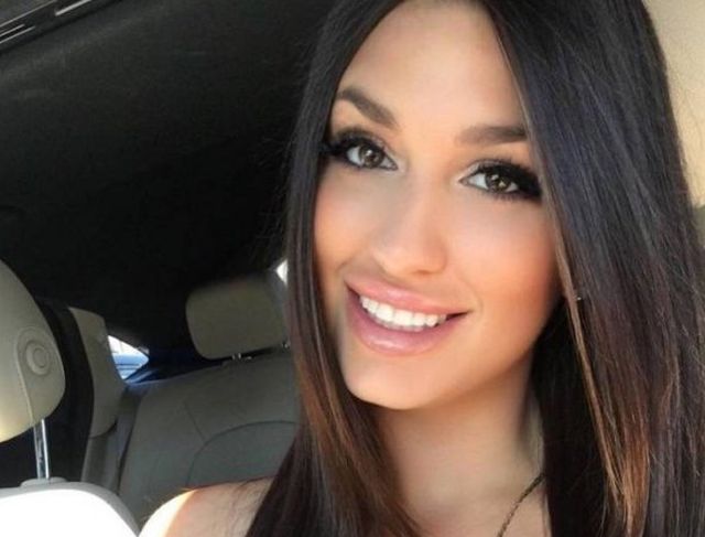 Girls In Cars (47 pics)