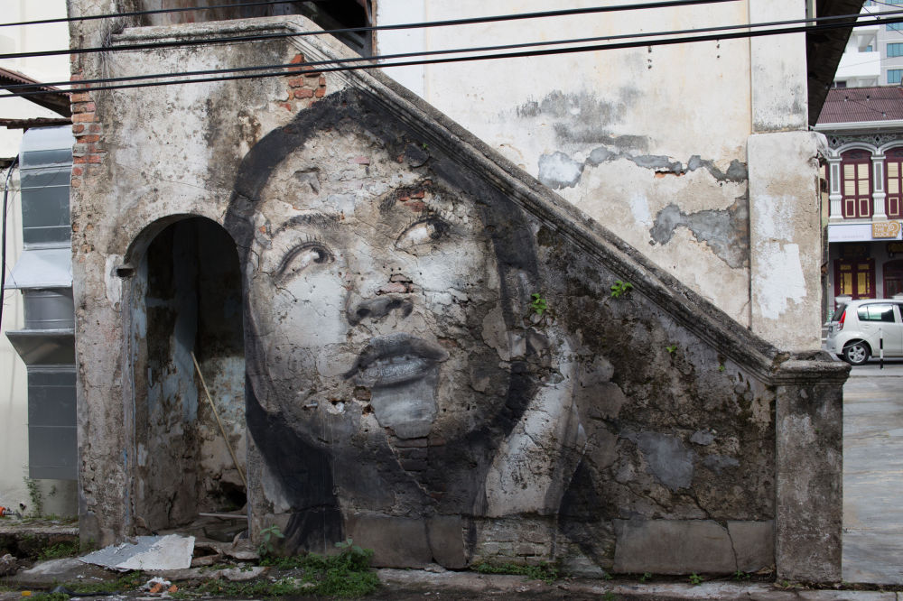Awesome Female Portraits In Abandoned Houses (19 pics)