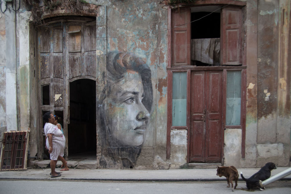 Awesome Female Portraits In Abandoned Houses (19 pics)