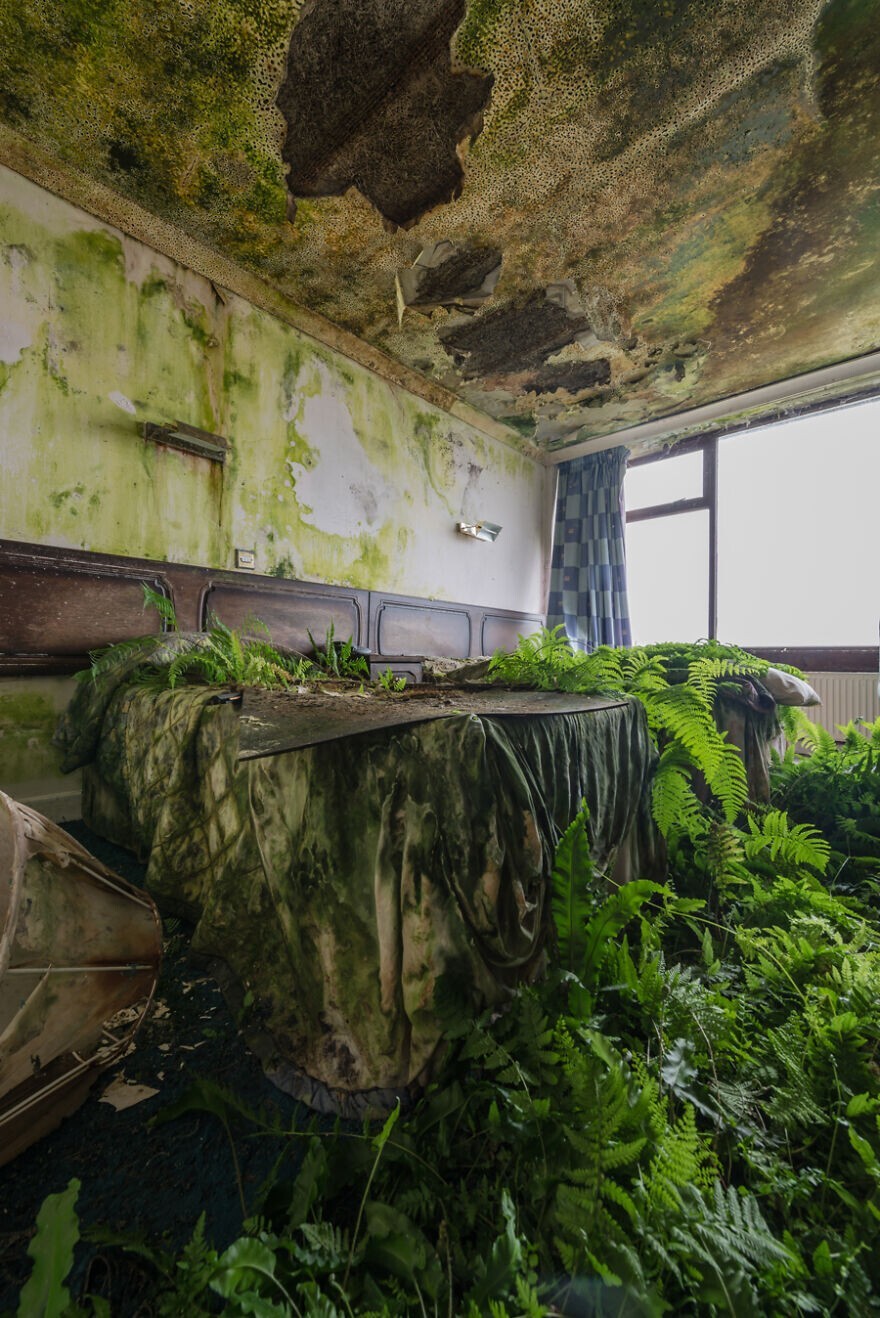 Beautiful Abandoned Hotel (20 pics)