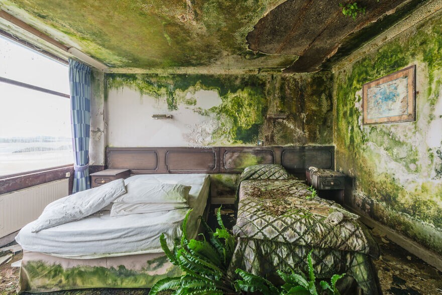 Beautiful Abandoned Hotel (20 pics)