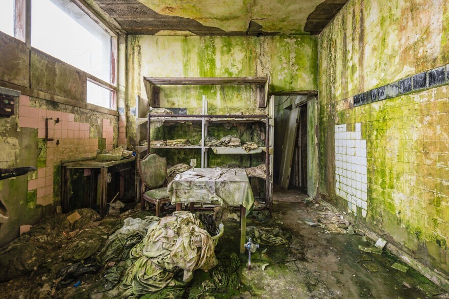 Beautiful Abandoned Hotel (20 pics)