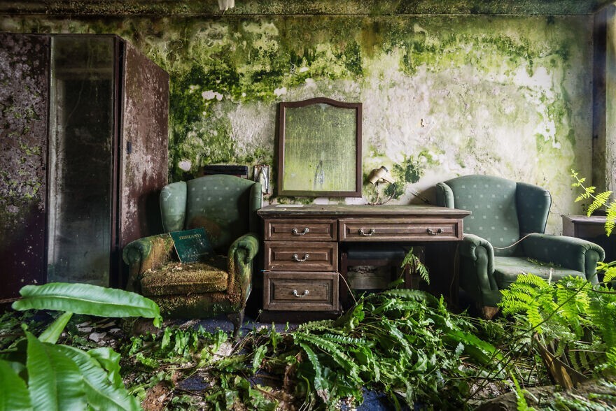 Beautiful Abandoned Hotel (20 pics)
