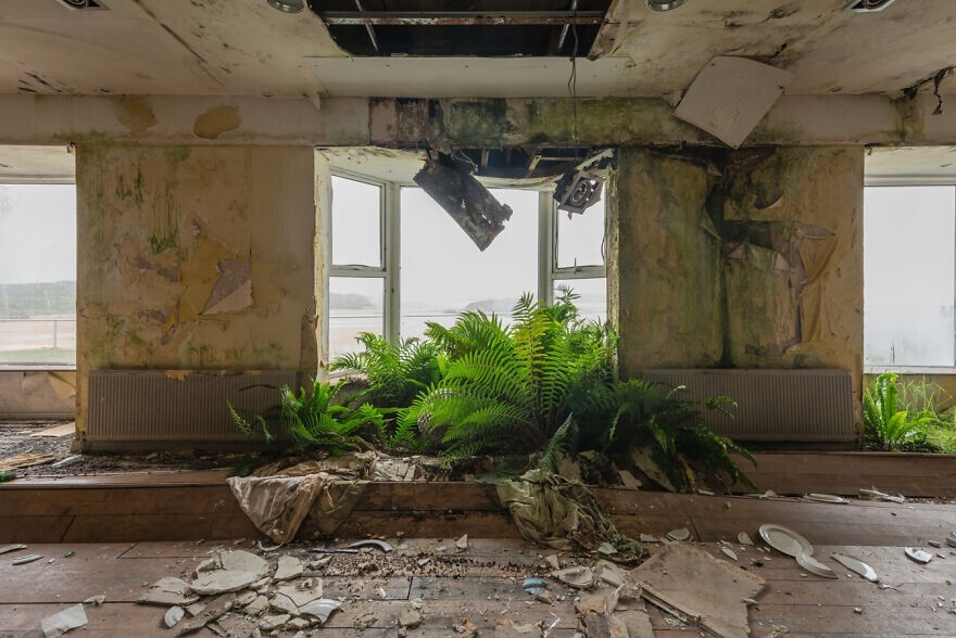 Beautiful Abandoned Hotel (20 pics)