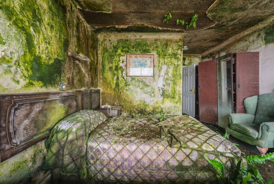 Beautiful Abandoned Hotel (20 pics)