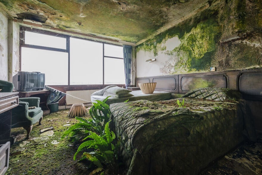 Beautiful Abandoned Hotel (20 pics)