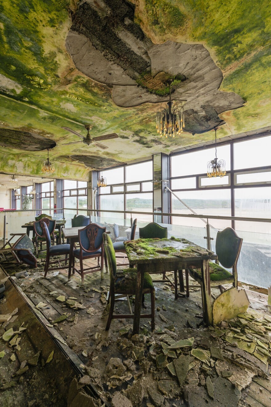 Beautiful Abandoned Hotel (20 pics)
