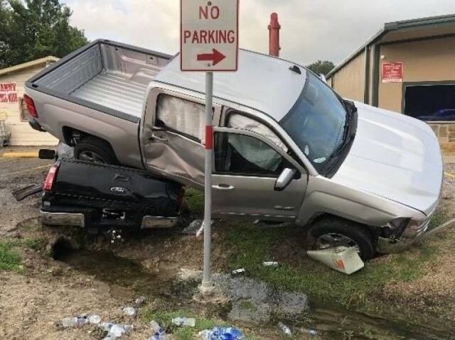 Odd Car Crashes (20 pics)