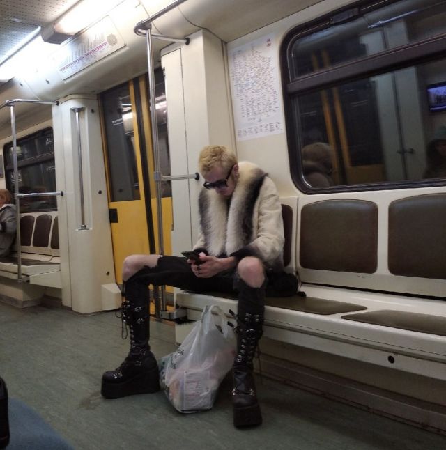 Strange People In The Subway (23 pics)