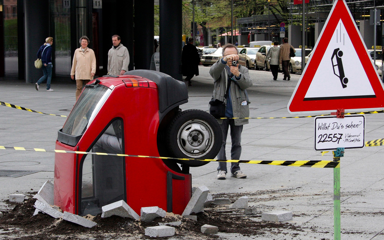 Strange Car Crashes (25 pics)