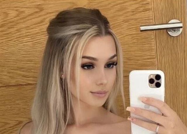 Busty Girls (52 pics)