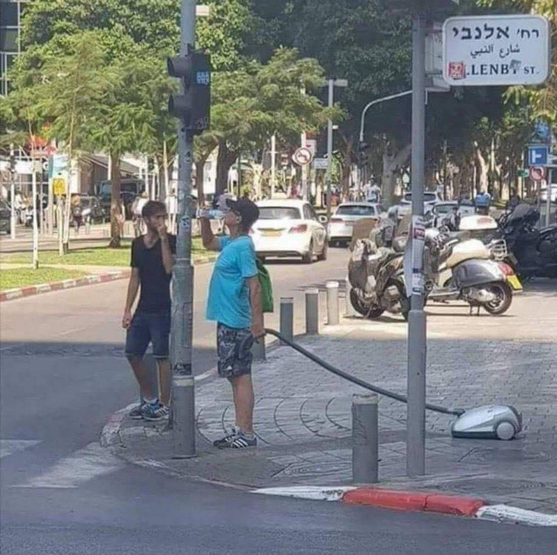 What Is Going On Here? (19 pics)