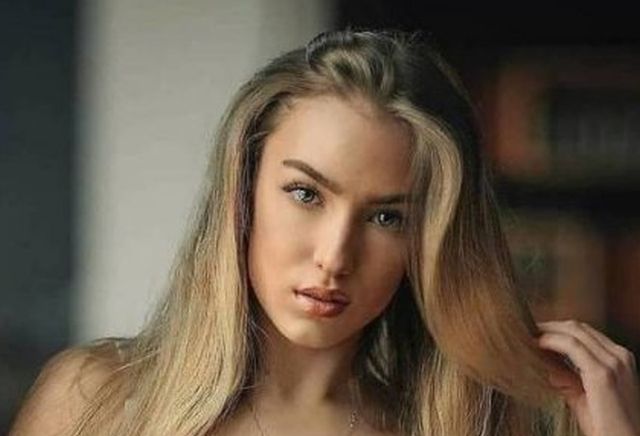 Braless Girls (44 pics)