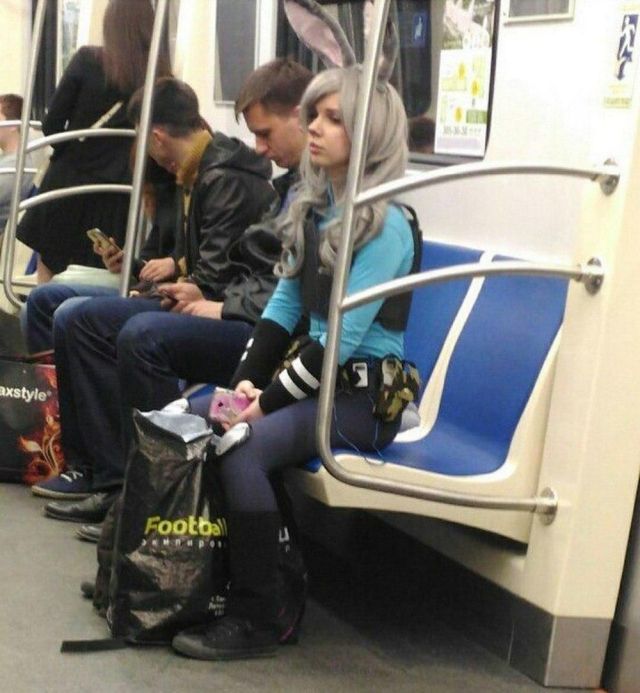 Strange People In The Subway (21 pics)