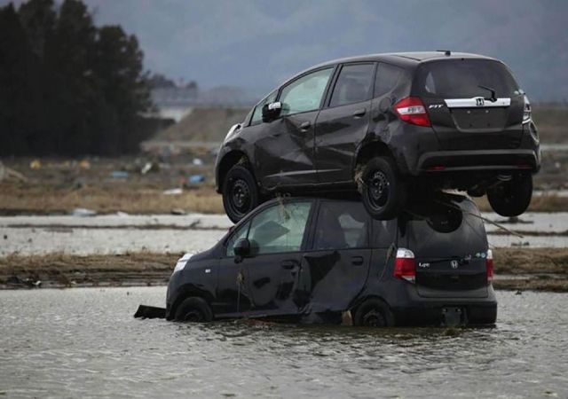 Strange Car Crashes (20 pics)