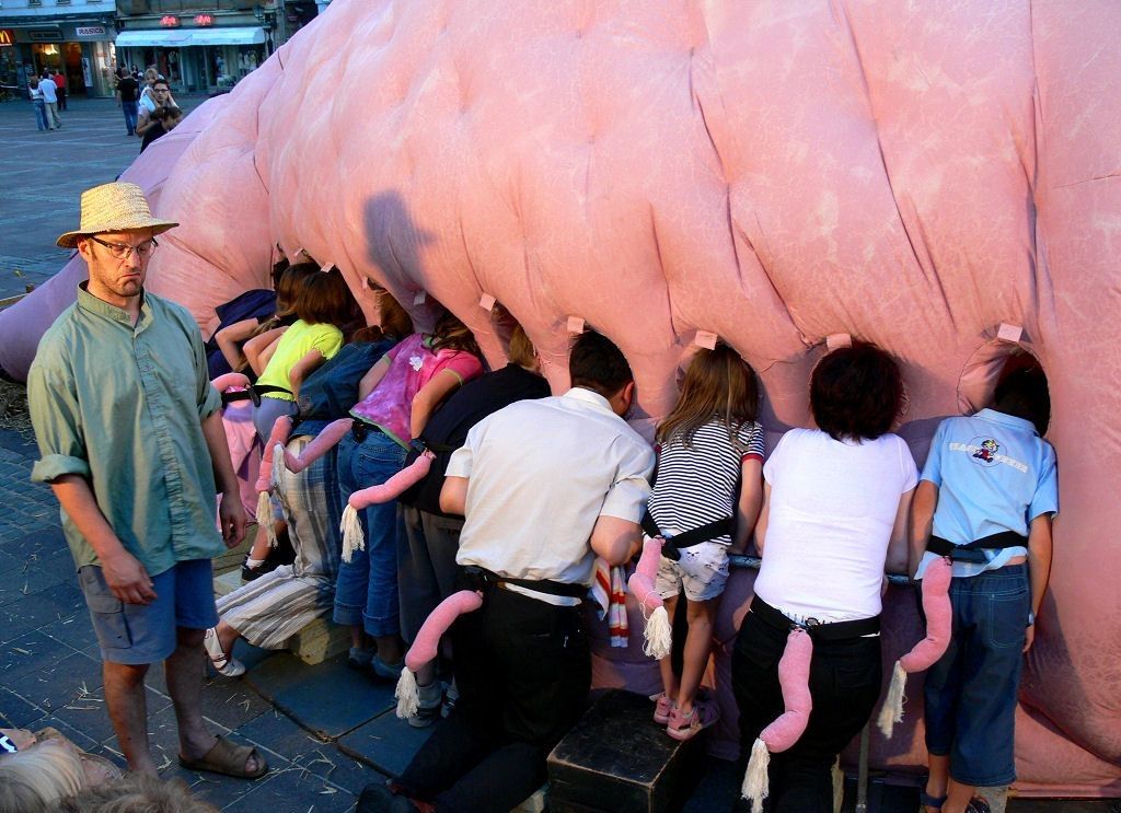 What Is Going On Here? (23 pics)