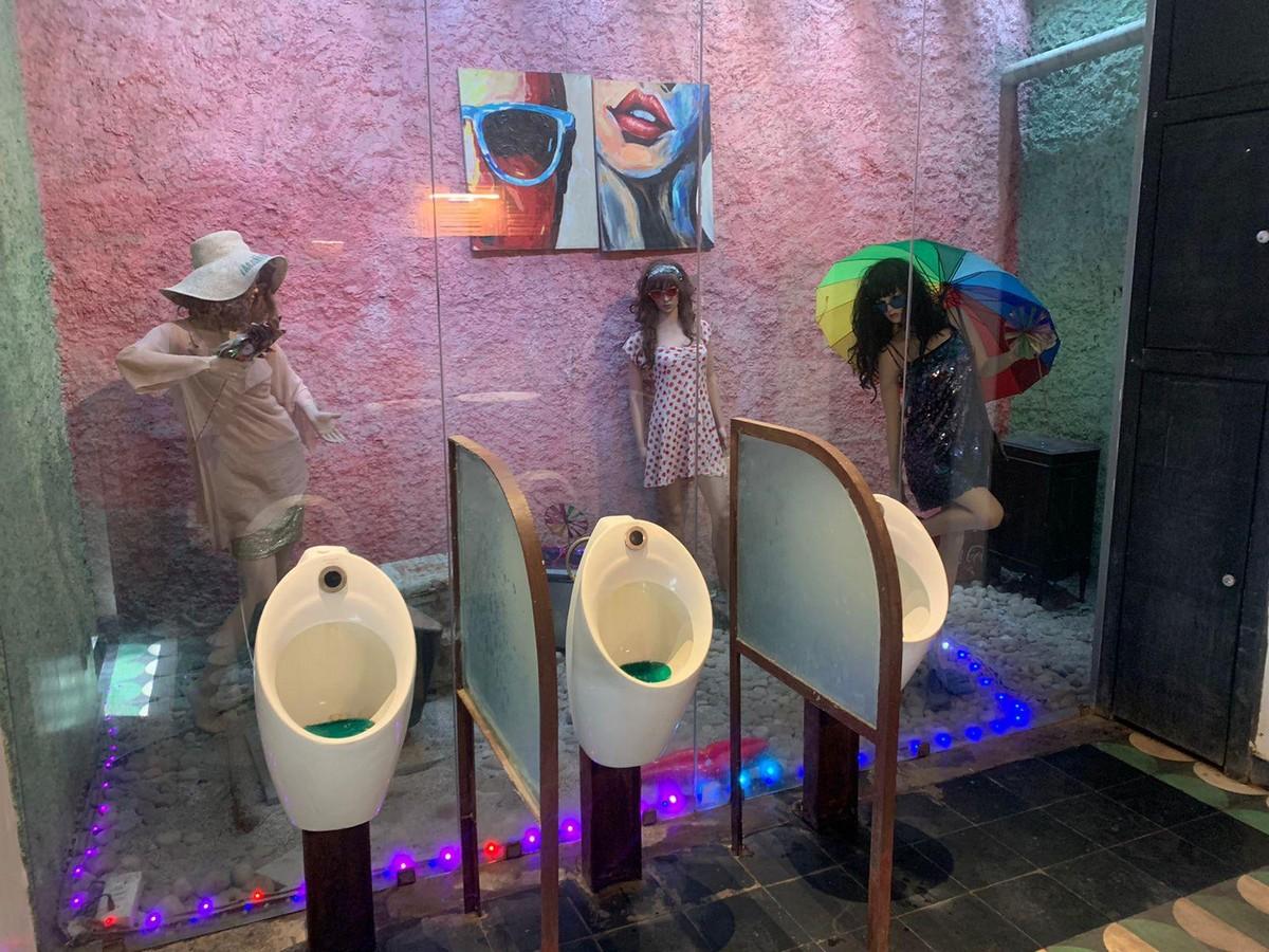 What Is Going On Here? (23 pics)