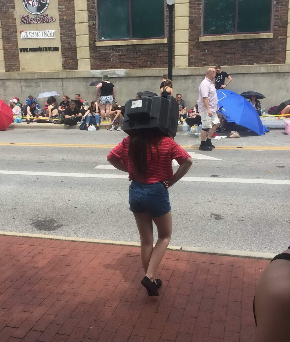 What Is Going On Here? (23 pics)