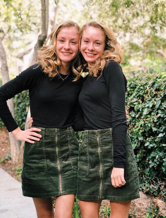 Very Similar Twins (14 pics)