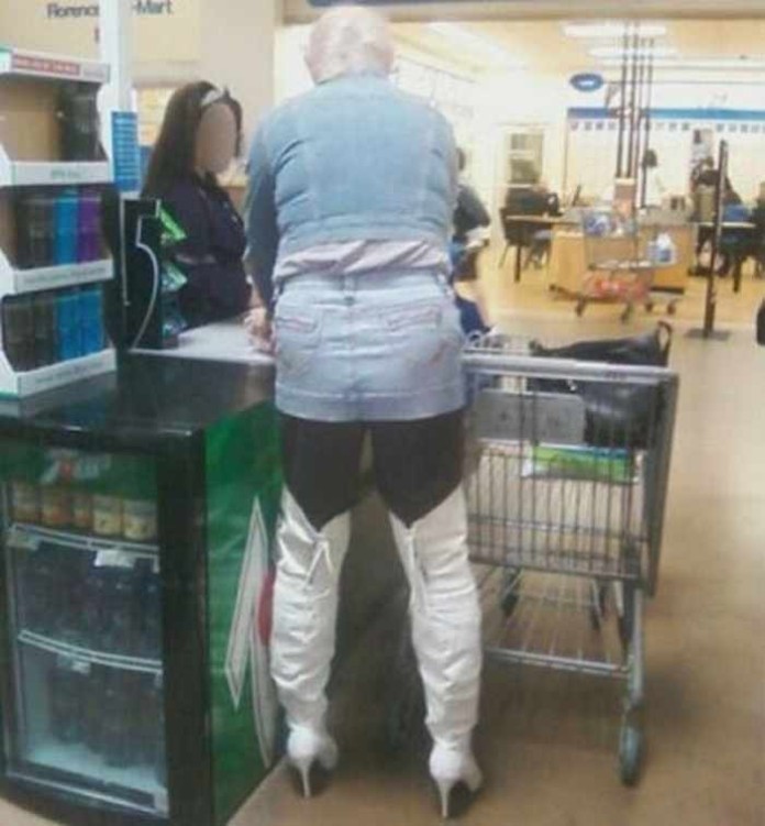 Weird People In Stores (15 pics)