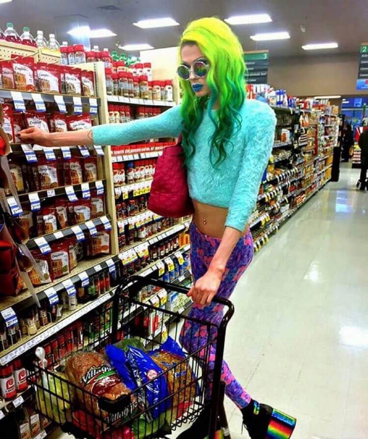 Weird People In Stores (15 pics)