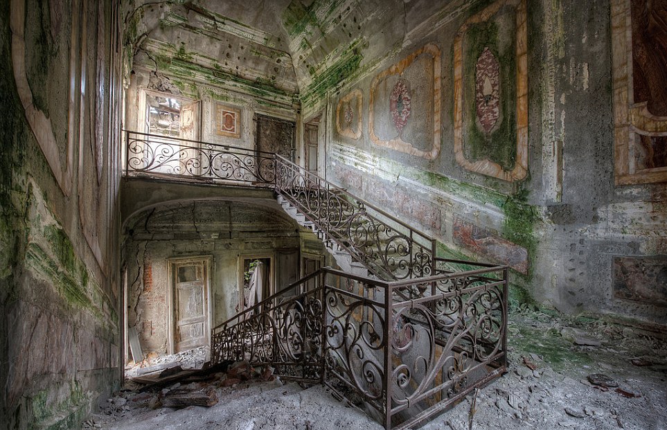 Beautiful Abandoned Places (23 pics)