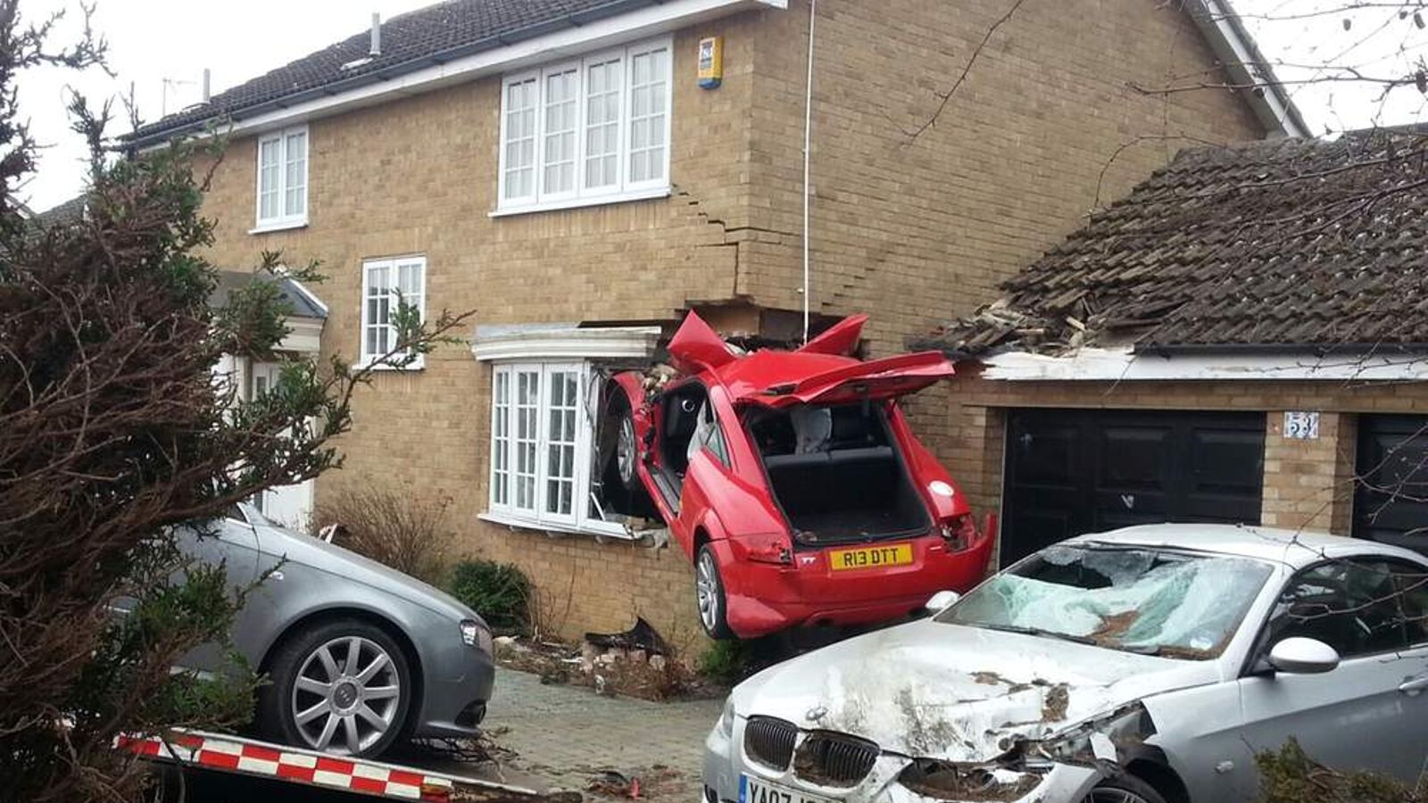 Weird Car Crashes (19 pics)