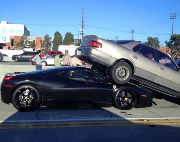 Weird Car Crashes (19 pics)