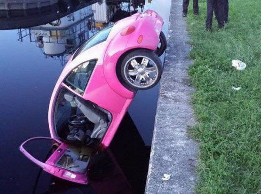 Weird Car Crashes (19 pics)