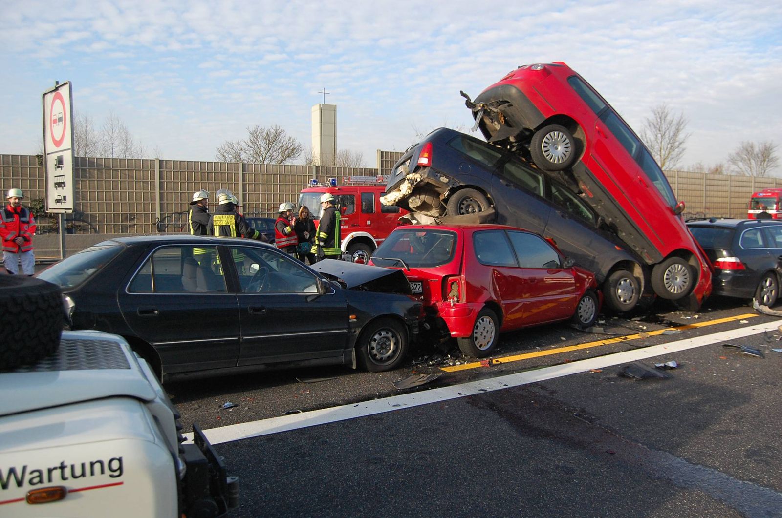 Weird Car Crashes (19 pics)
