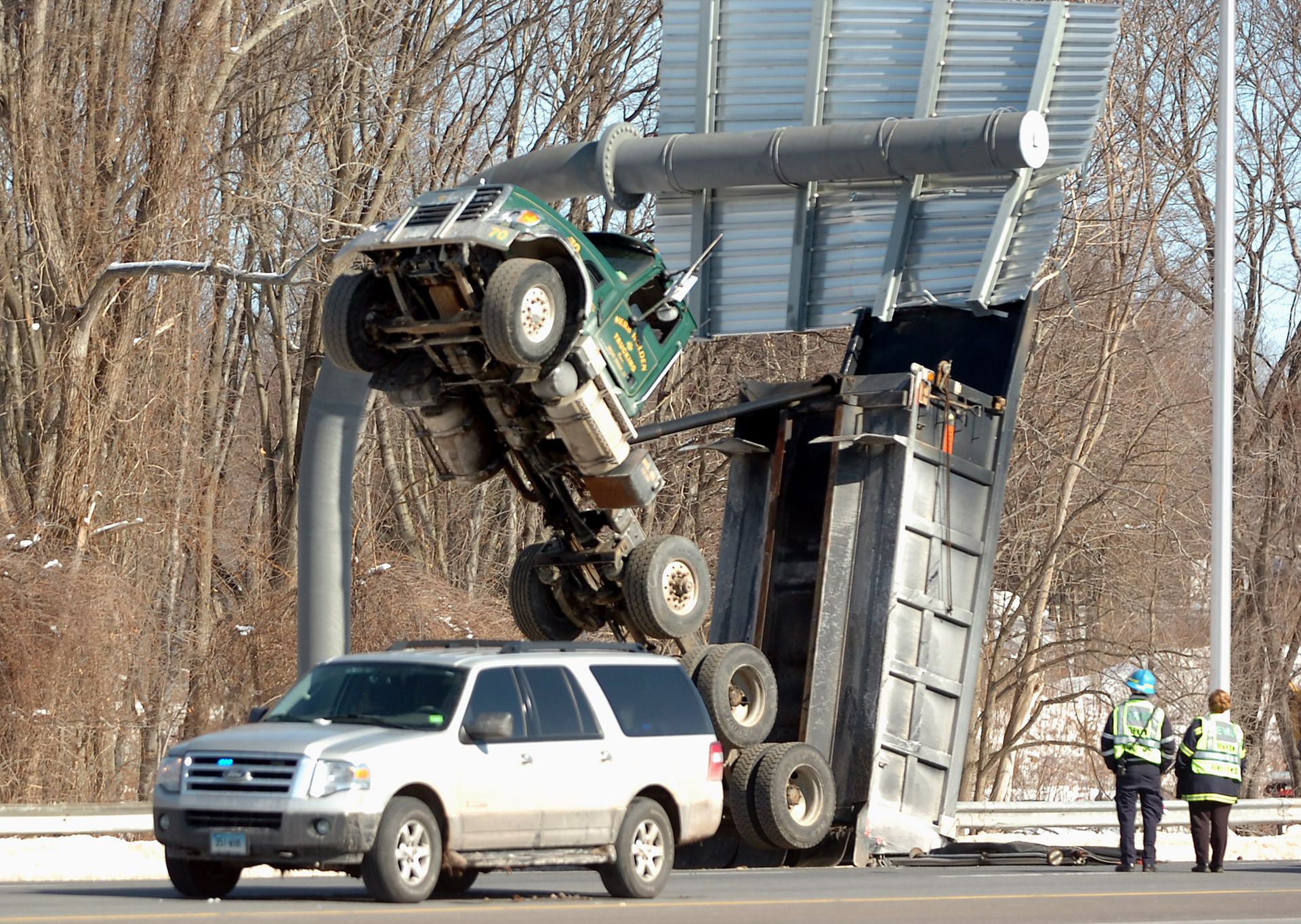 Weird Car Crashes (19 pics)
