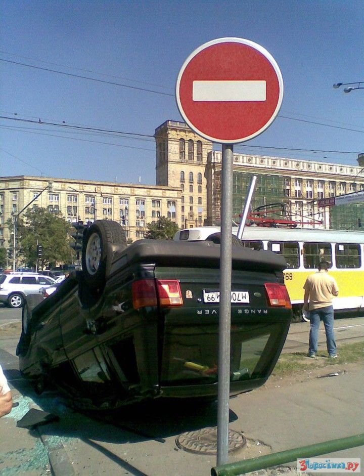 Weird Car Crashes (19 pics)