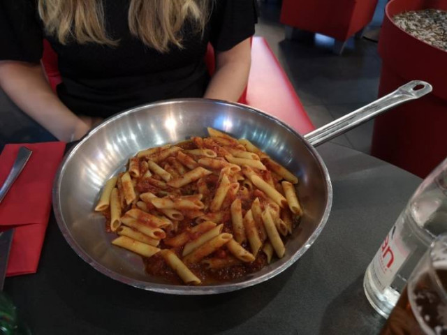Odd Food Serving (17 pics)