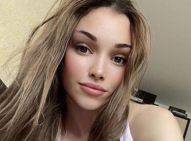Braless Girls (33 pics)