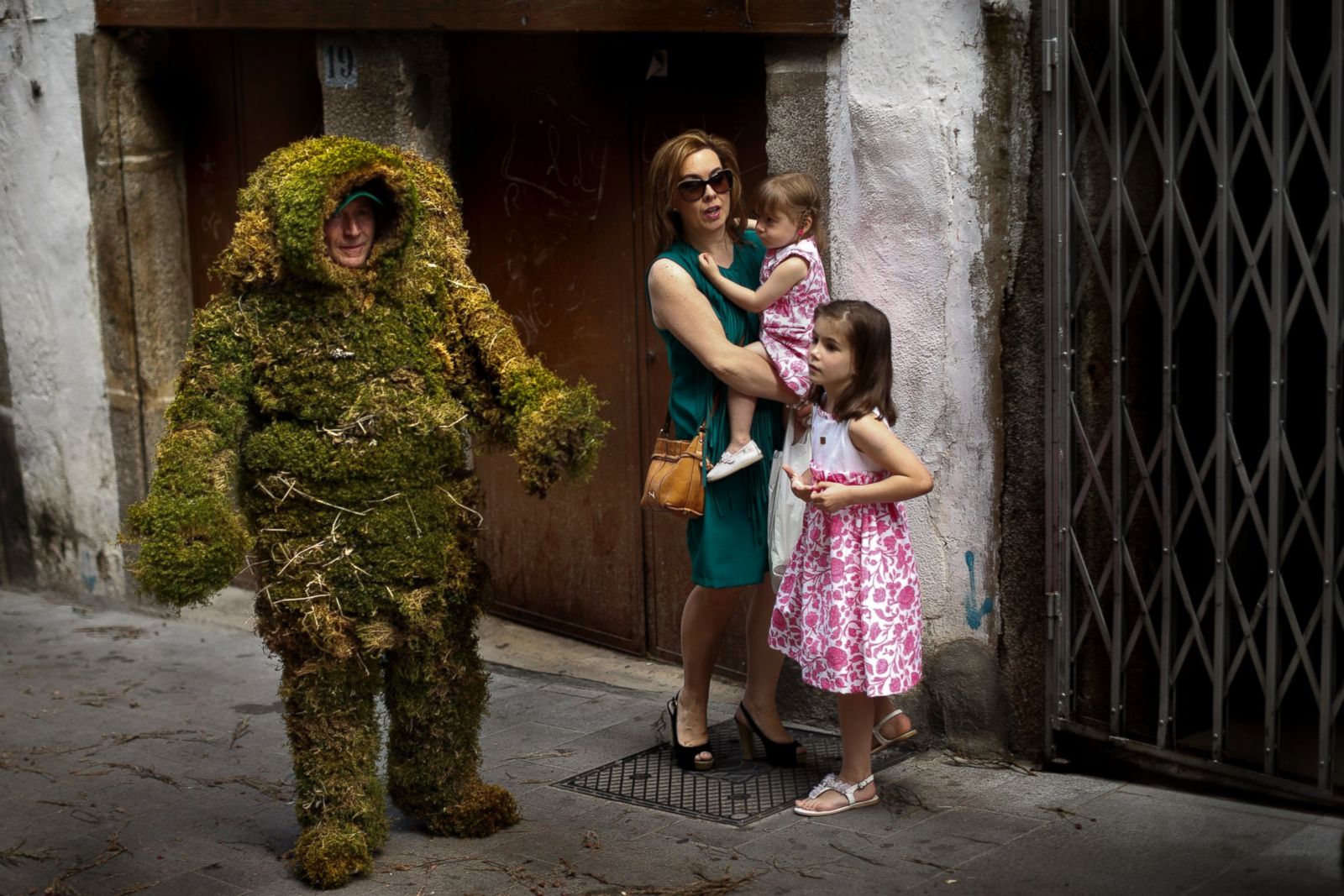 What Is Going On Here? (17 pics)