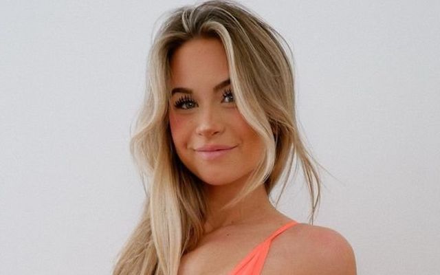 Busty Girls (32 pics)