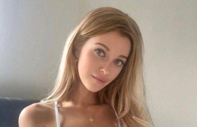 Busty Girls (51 pics)
