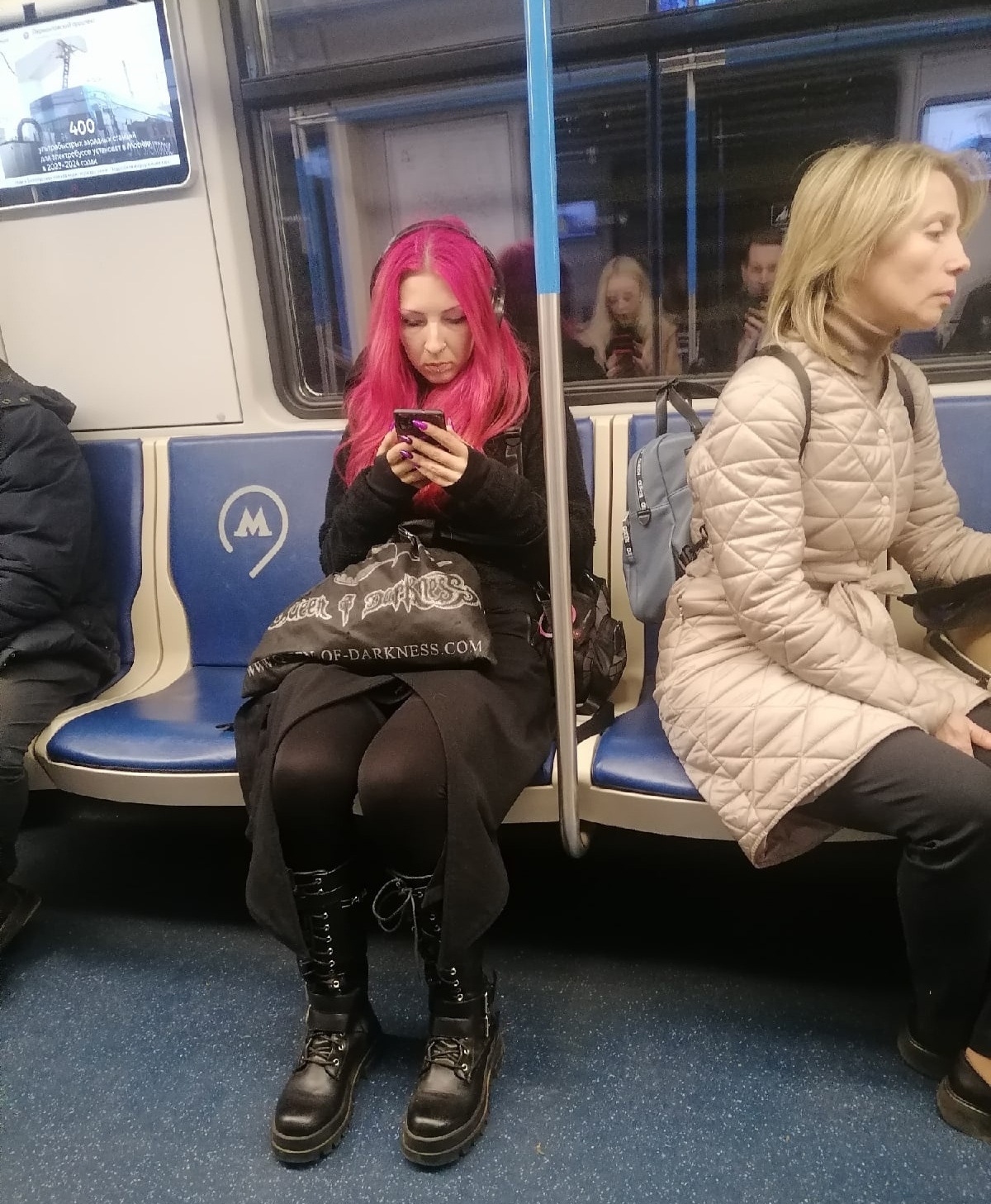 Strange People In The Subway (23 pics)
