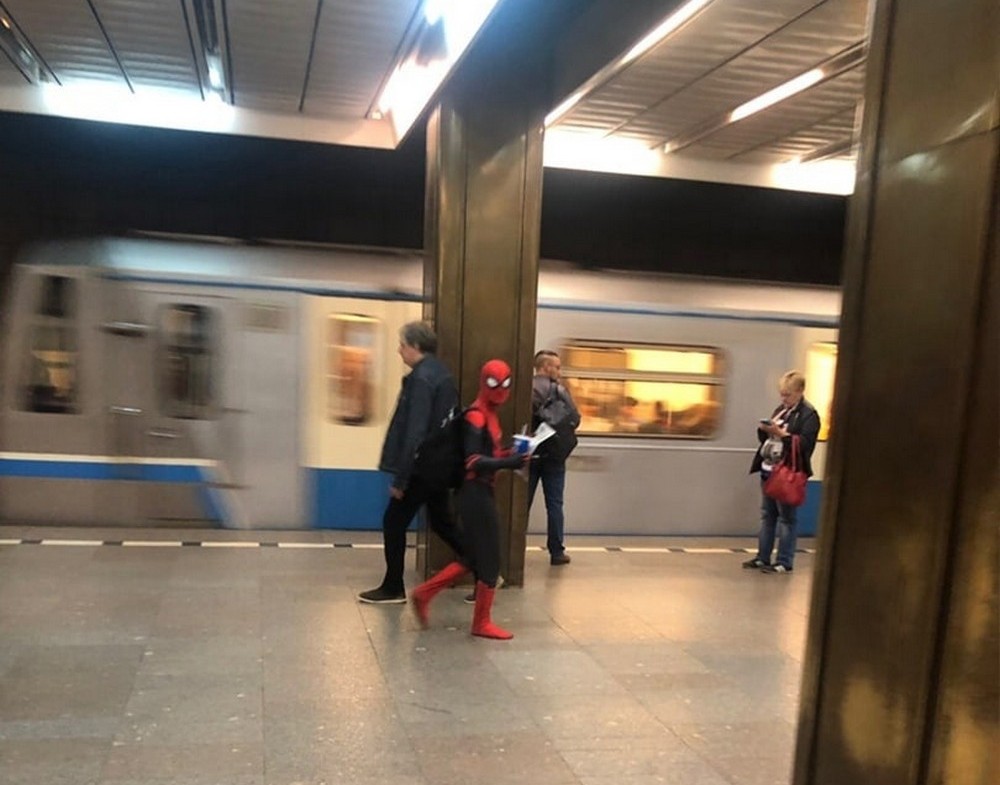 Strange People In The Subway (23 pics)