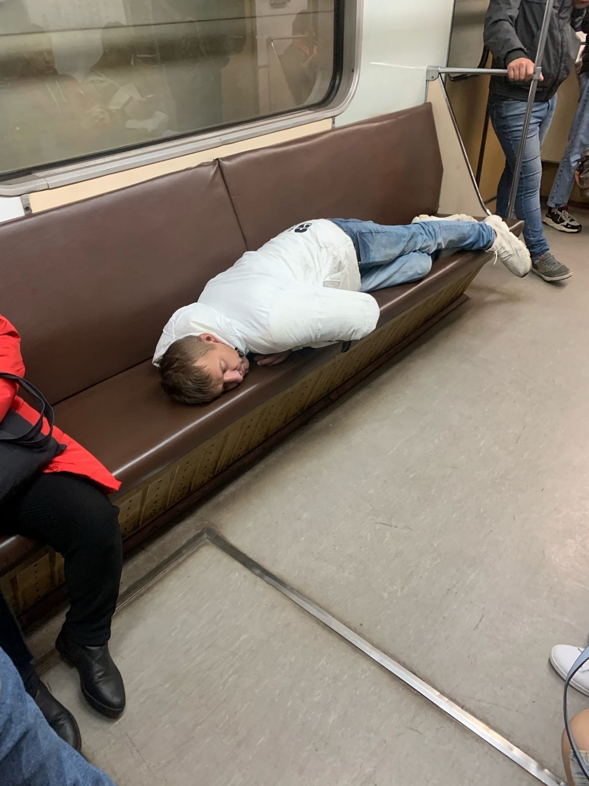 Strange People In The Subway (23 pics)