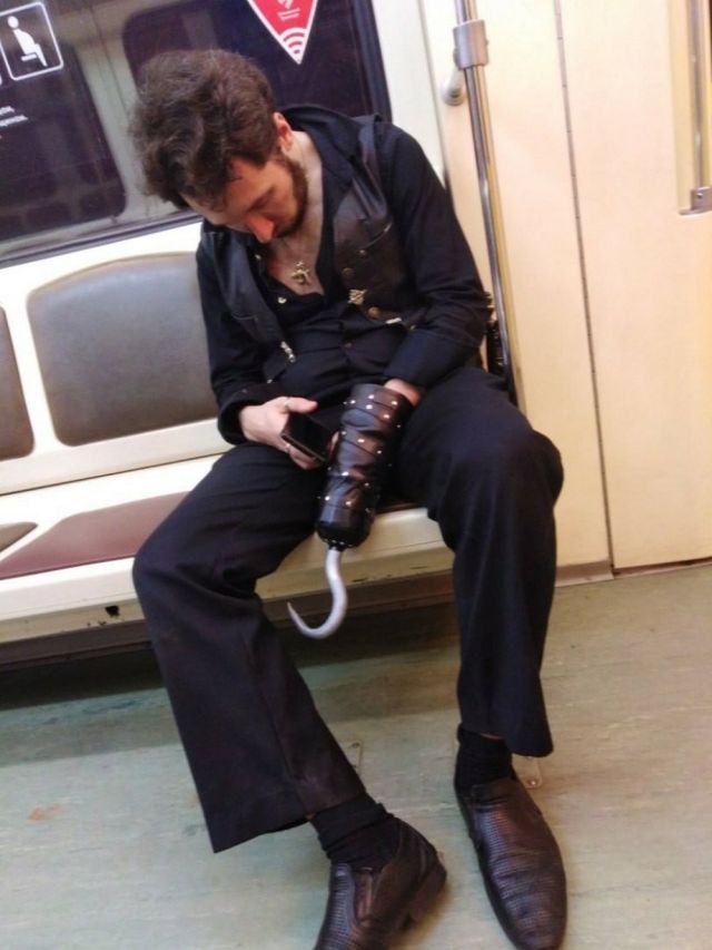 Strange People In The Subway (23 pics)