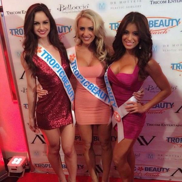 Girls In Dresses (25 pics)