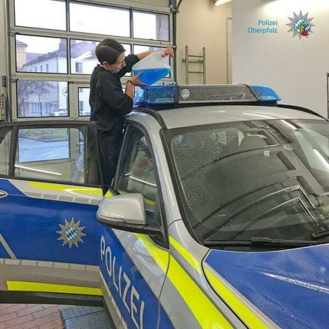 What Is Going On Here? (22 pics)