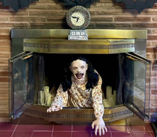 Amazing Halloween Costumes And Decorations (32 pics)