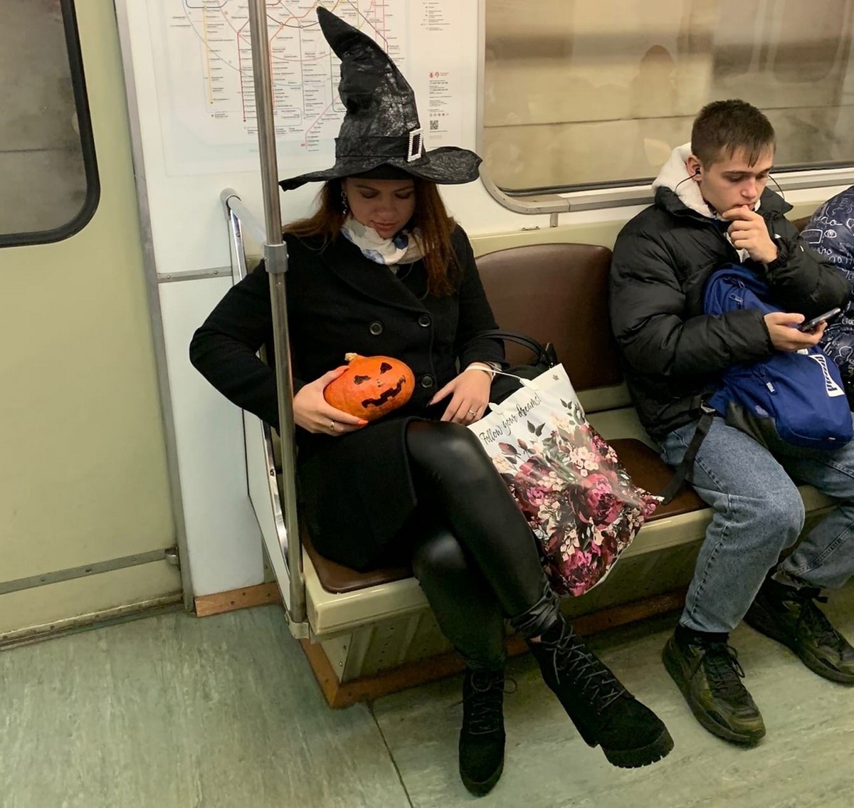 Unusual People In The Subway (22 pics)