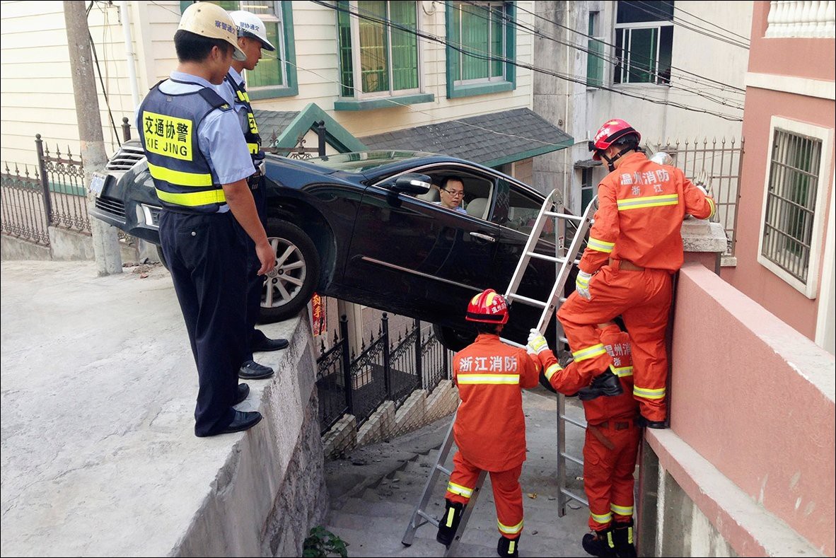 Weird Car Crashes (21 pics)